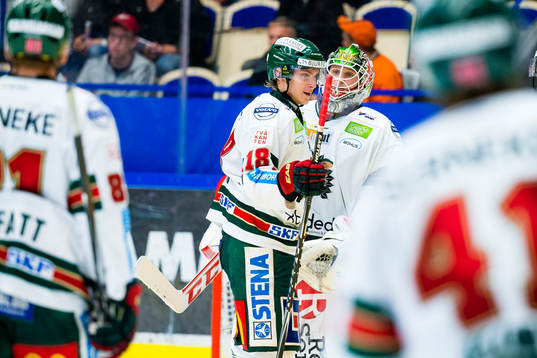 Frölundas Anton Blidh och målvakt Lars Johansson firar