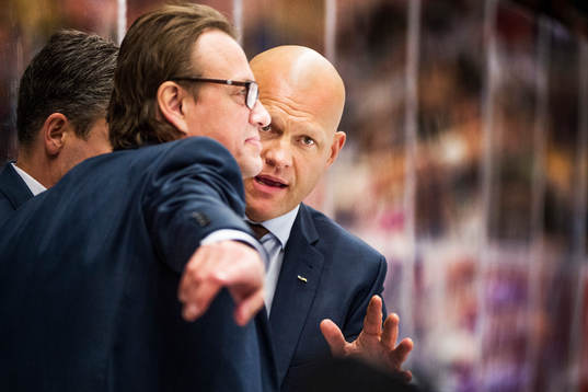 HV71s huvudtränare Andreas Johansson i samtal med HV71s