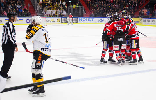 Örebros Ville Viitaluoma gör 4-4 och jublar och