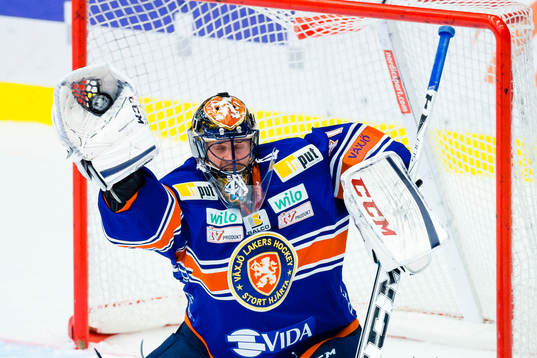 Växjös målvakt Cristopher Nihlstorp plockar en puck