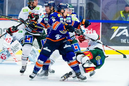 Växjös Ville Varakas tacklar Frölundas Mathis Olimb