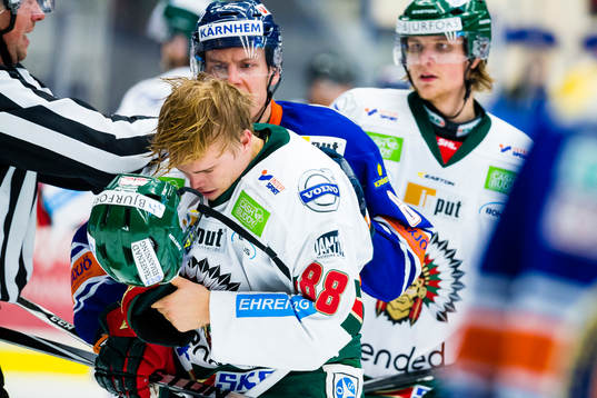Guff mellan Frölundas Andreas Johnson och Växjös Ville