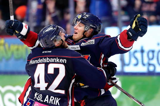 Linköpings Jonas Almtorp och Chad Kolarik jublar
