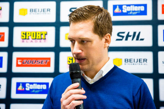 Växjös tränare Sam Hallam på presskonferens