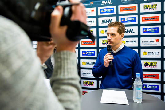 Växjös tränare Sam Hallam på presskonferens