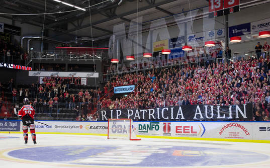 Örebros klack håller och en banderoll med texten RIP