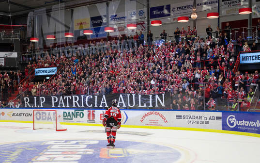 Örebros klack håller och en banderoll med texten RIP