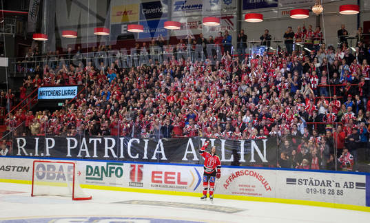 Örebros klack håller och en banderoll med texten RIP