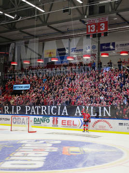 Örebros klack håller och en banderoll med texten RIP