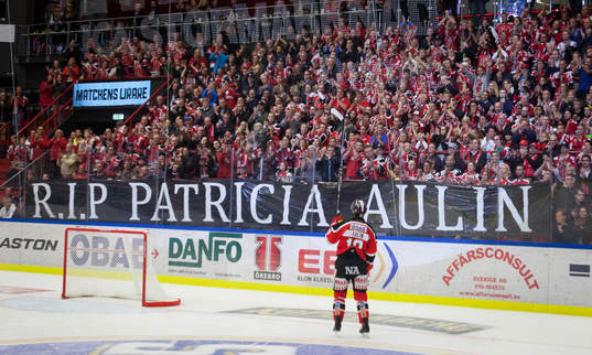 Örebros klack håller och en banderoll med texten RIP