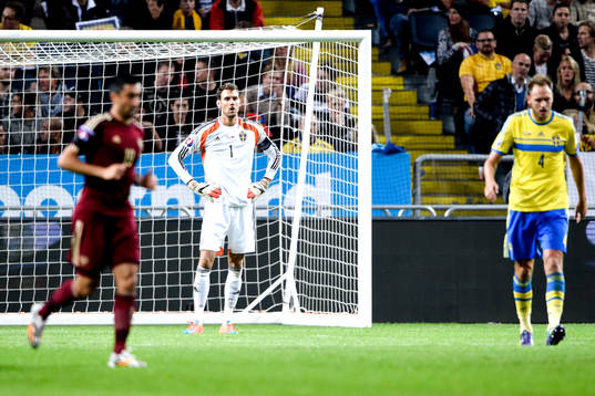 Sveriges målvakt Andreas Isaksson deppar
