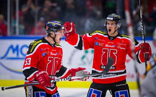 Örebros Bobbo Petersson gör 3-3 och jublar med Stefan