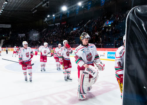 Modos målvakt Linus Ullmark lämnar isen med övriga Modo