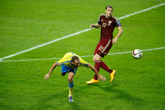 Sveriges Andreas Granqvist och Rysslands Artem Dzyuba