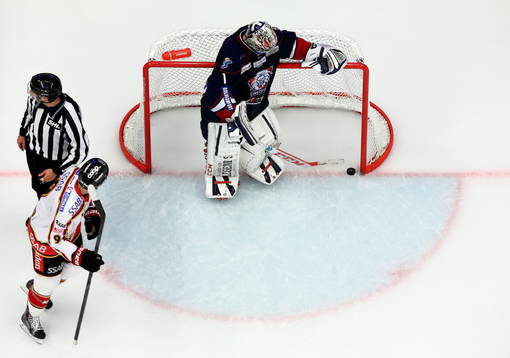 Linköping målvakt Marcus Högberg petar ut pucken