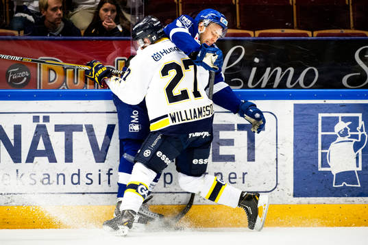 HV71s Jesper Williamsson tacklar Leksands Fabian Brunnström
