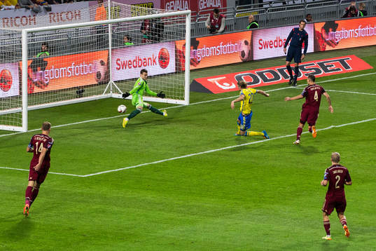 Sveriges Ola Toivonen kvitterar för Sverige till 1-1 bakom