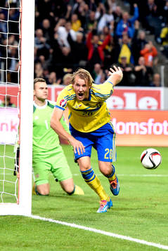 Sveriges Ola Toivonen jublar
