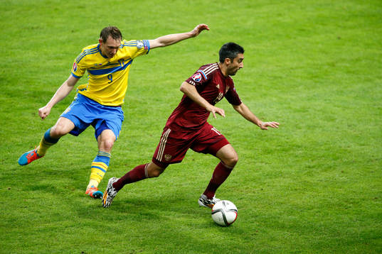Sveriges Kim Källström och Rysslands Aleksandr Samedov