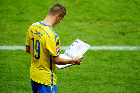 Sveriges Alexander Kacaniklic tittar på taktiken