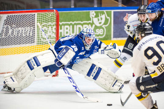 Leksands målvakt Oscar Alsenfelt räddar skott från HV71s