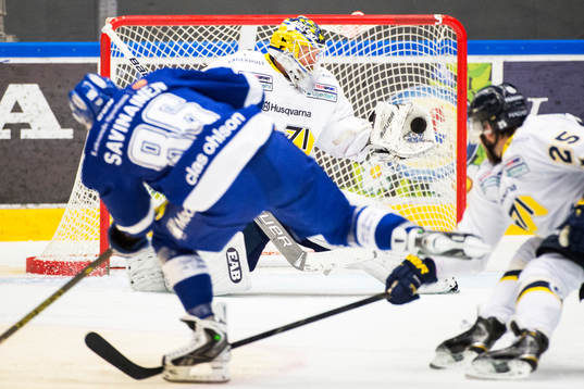 HV71s målvakt Erik Ersberg räddar skott från Leksands