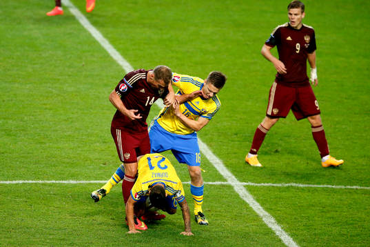 Sveriges Pontus Wernbloom och Jimmy Durmaz och Rysslands