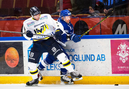 HV71s  Björn Melin och Leksands Veli-Matti Savinainen