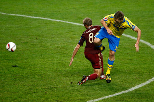 Sveriges Pontus Wernbloom och Rysslands Denis Glushakov