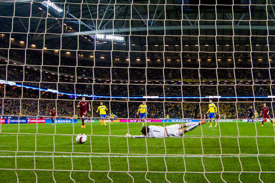Sveriges målvakt Andreas Isaksson släpper in 1-0