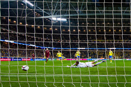 Sveriges målvakt Andreas Isaksson släpper in 1-0