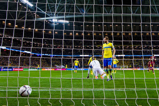 Sveriges målvakt Andreas Isaksson släpper in 1-0  och