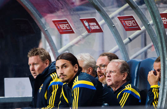 Sveriges Zlatan Ibrahimovic på bänken