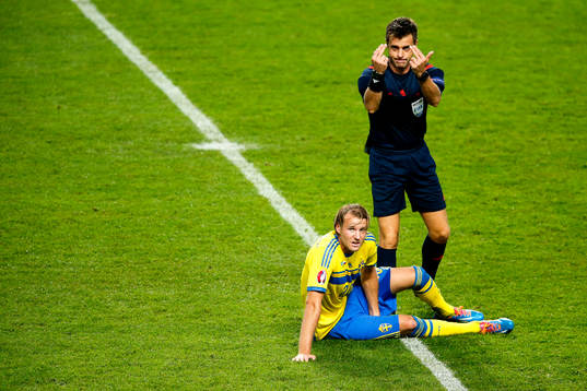 Domare Nicola Rizzoli vinkar in det svenska läkar-teamet