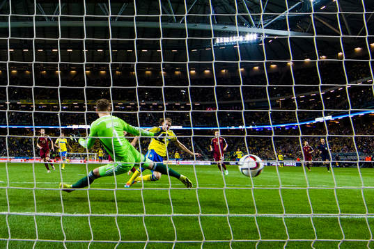 Sveriges Ola Toivonen kvitterar för Sverige till 1-1 bakom