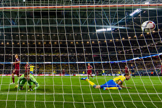 Sveriges Ola Toivonen kvitterar för Sverige till 1-1 bakom