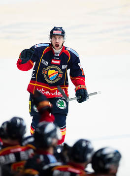 Djurgårdens Steve Saviano gör 1-0 och firar