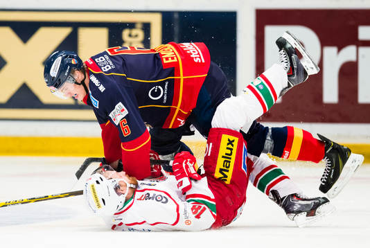 Modos Mattias Ritola ligger på isen i en duell med