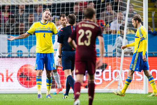 Sveriges Andreas Granqvist reagerar på Domare Nicola