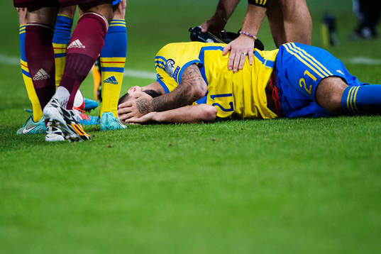 Sveriges Jimmy Durmaz tar sig för ansiktet