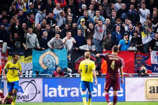 Den ryska klacken skriker mot planen