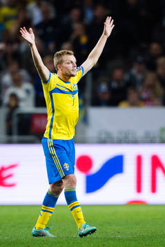 Sveriges Sebastian Larsson signalerar mot bänken