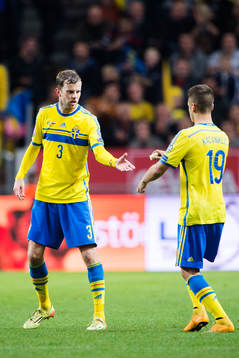Sveriges Alexander Kacaniklic ger Mikael Antonsson en banan