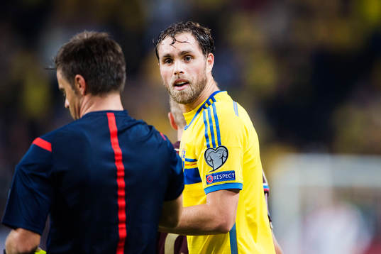Sveriges Johan Elmander i samtal med Domare Nicola Rizzoli