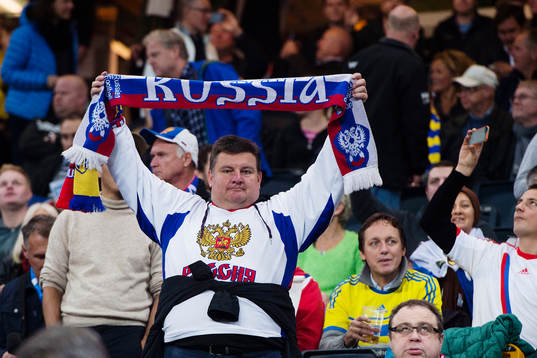 En rysk supporter håller upp en halsduk