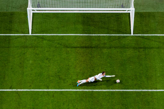 Sveriges målvakt Andreas Isaksson släpper in 1-0 målet