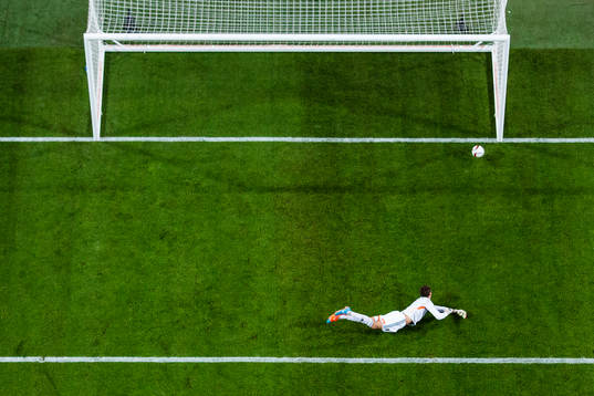 Sveriges målvakt Andreas Isaksson släpper in 1-0 målet