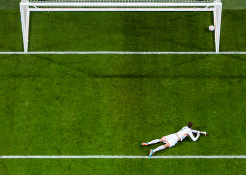 Sveriges målvakt Andreas Isaksson släpper in 1-0 målet