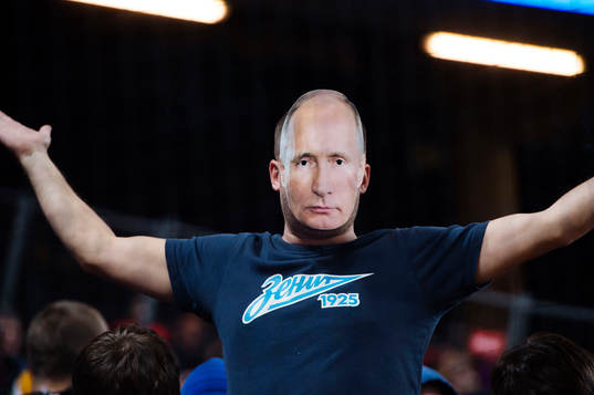 En rysk supporter har på sig en Vladimir Putin