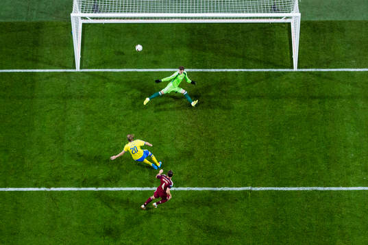 Sveriges Ola Toivonen kvitterar för Sverige till 1-1 bakom